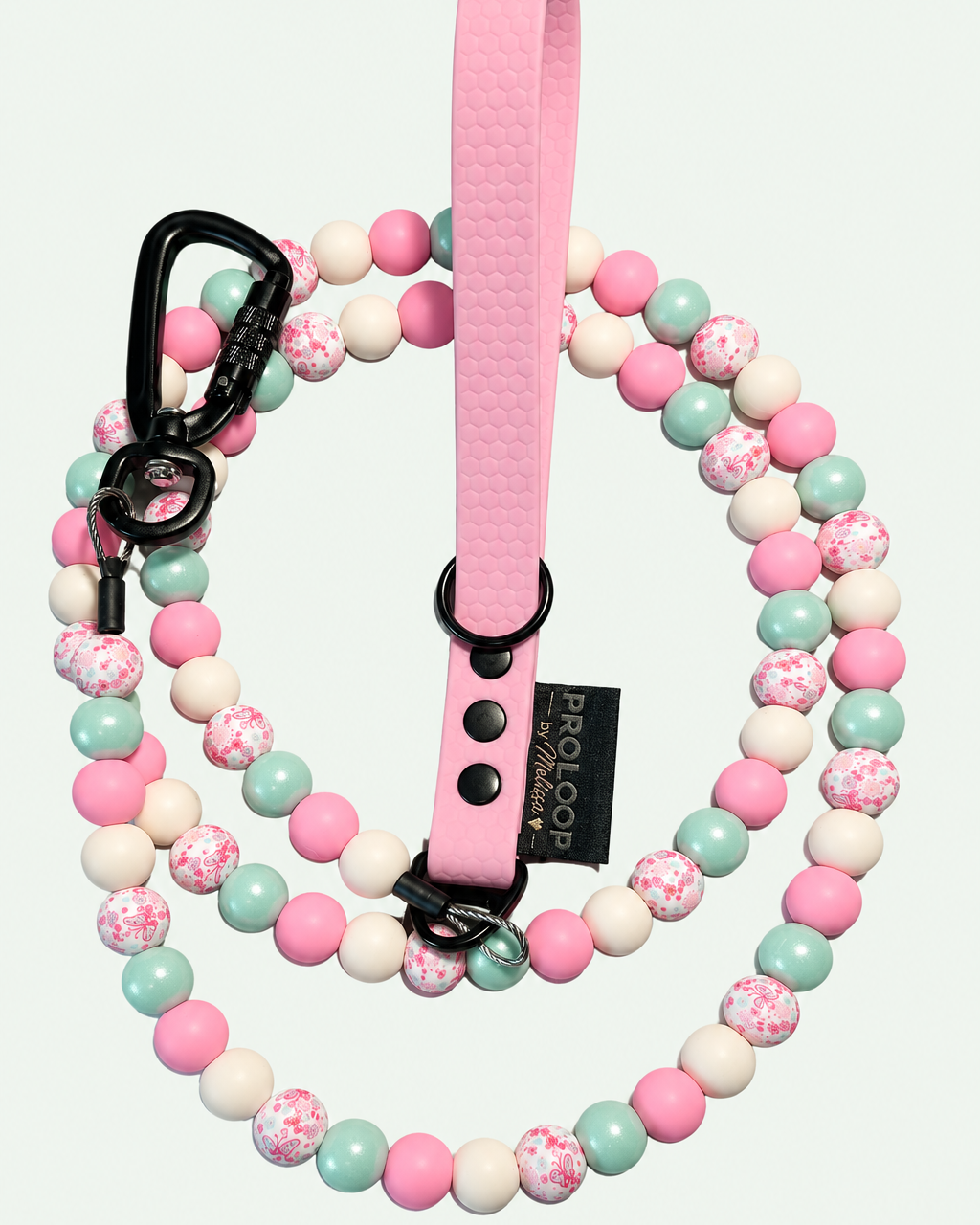 Ketting met saliegroene achtergrond