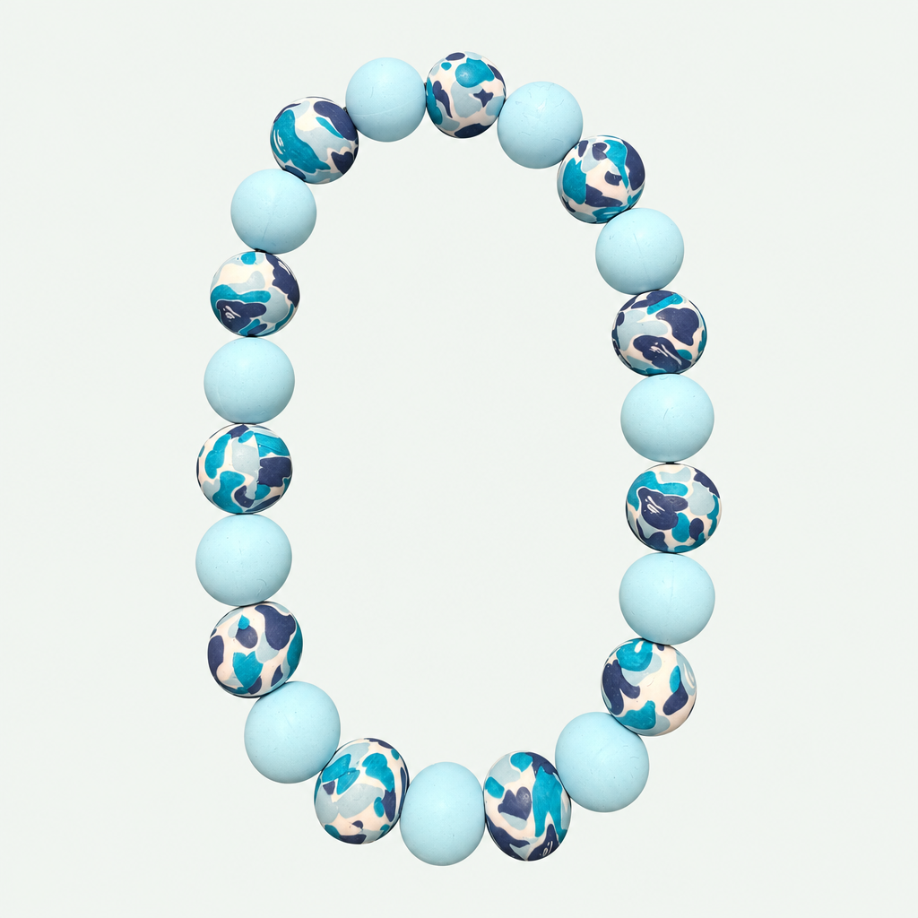 Lichtblauw camo kralen halsband salie groen achtergrond