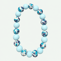 Lichtblauw camo kralen halsband salie groen achtergrond