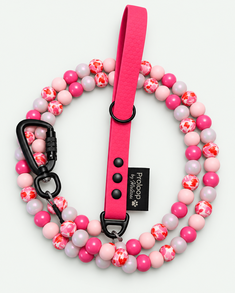Roze riem salie groene achtergrond