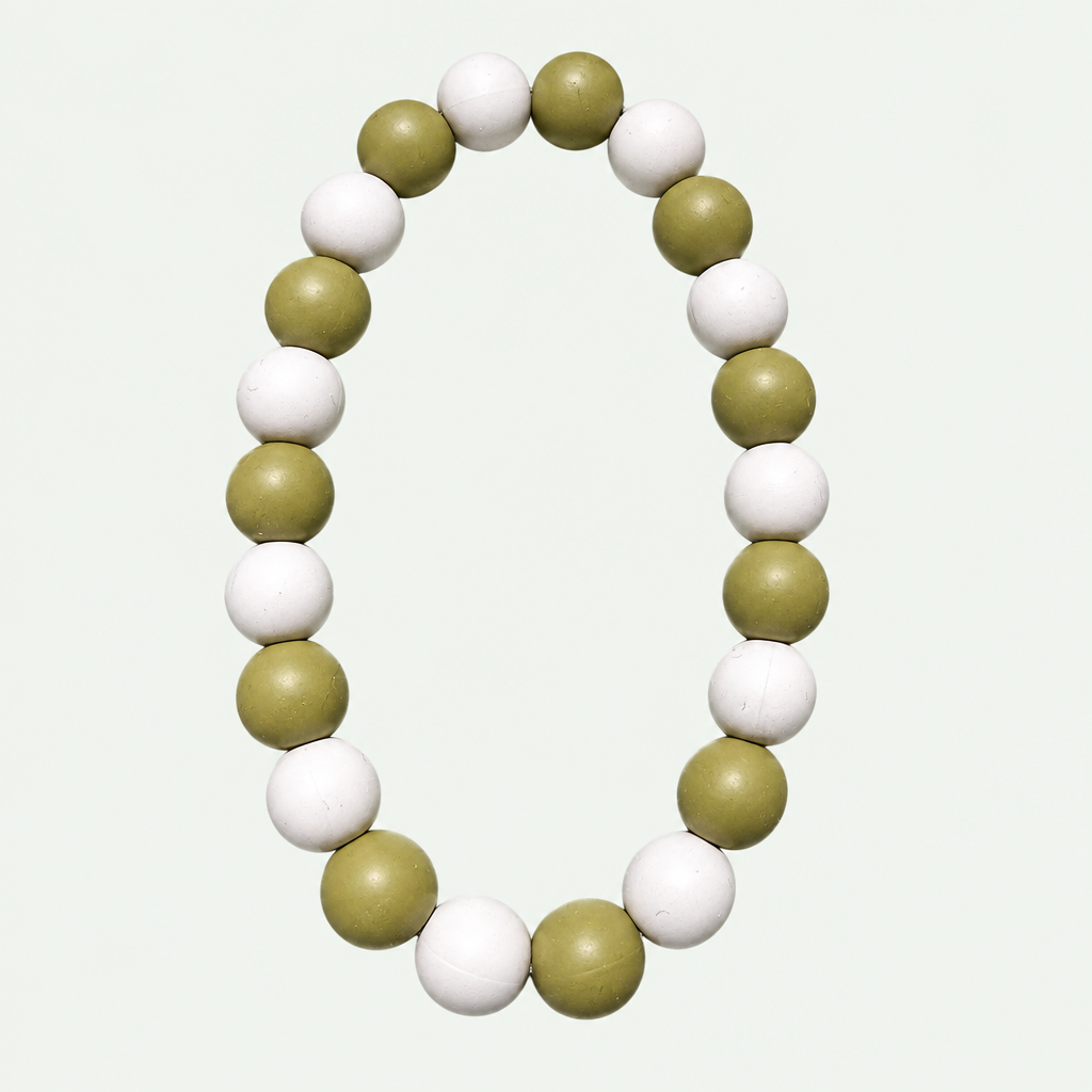 Wit olijfgroen kralen halsband salie groen achtergrond